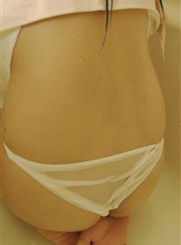 A close-up of the body of an older Japanese actress wet in the bathroom(74)